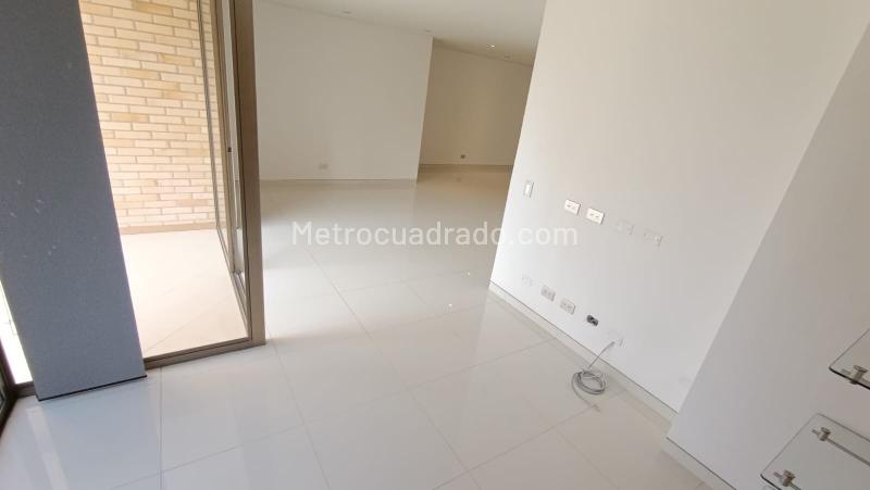 Bright 3BR Apartment with Modern Finishes in Loma De Los Parra - 5