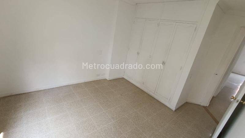 Spacious 4BR Apartment with Natural Light in El Tesoro - 6