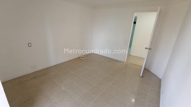 Spacious 4BR Apartment with Natural Light in El Tesoro - 7