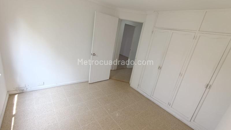 Spacious 4BR Apartment with Natural Light in El Tesoro - 9