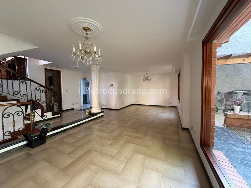 Spacious 4BR House with Pool in Loma De Los Parra