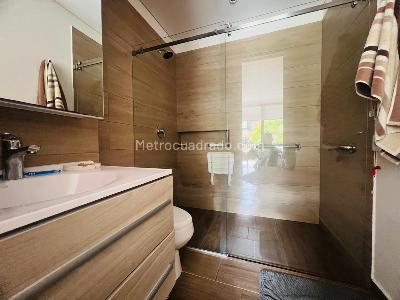 Apartamento de 2 alcobas en venta en Loma Del Escobero, Envigado, 109 m² · foto 2 de 19