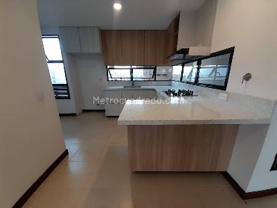 Apartamento de 3 alcobas en arriendo en Loma De Los Parra, Medellín, 135 m² · foto 6 de 17