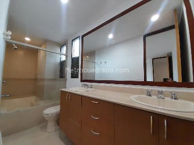 Apartamento de 3 alcobas en arriendo en Loma De Los Parra, Medellín, 135 m² · foto 15 de 17