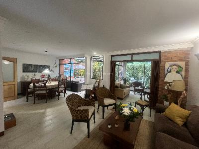 Casa de 3 alcobas en venta en Loma Del Chocho, Envigado, 201 m² · foto 2 de 20