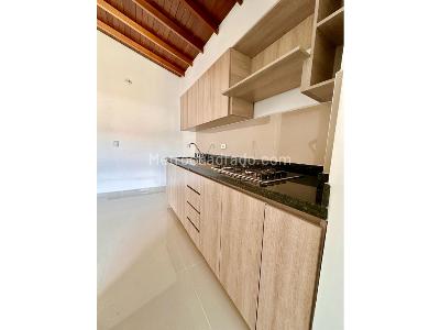 Apartamento de 3 alcobas en venta en Envigado Centro, Envigado, 80 m² · foto 2 de 13