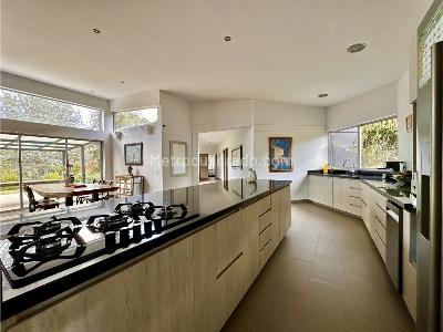 Casa de 5 alcobas en venta en Loma El Escobero, Envigado, 223 m² · foto 8 de 20