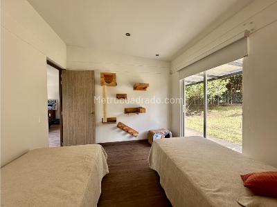 Casa de 5 alcobas en venta en Loma El Escobero, Envigado, 223 m² · foto 12 de 20