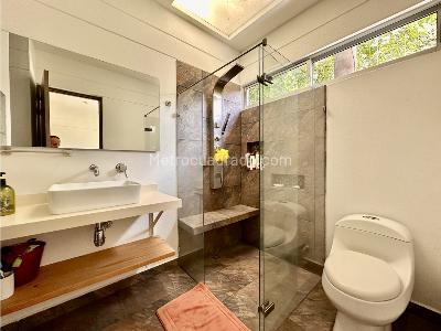 Casa de 5 alcobas en venta en Loma El Escobero, Envigado, 223 m² · foto 13 de 20