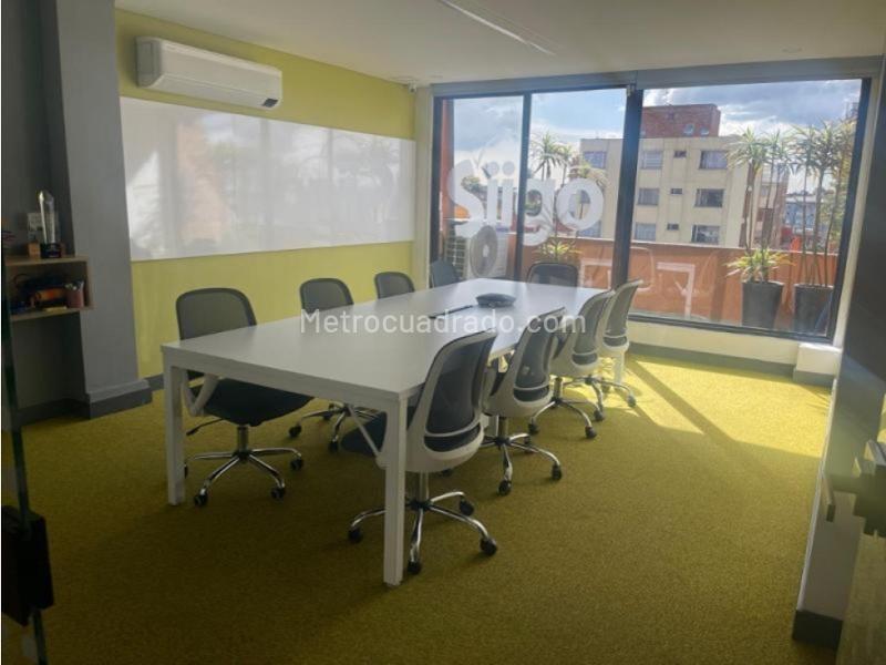 Edificio de Oficinas en Venta, El Lago, Bogotá D.C. - Más