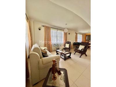 Casa de 5 alcobas en venta en Las Mercedes, Palmira, 320 m² · foto 2 de 17