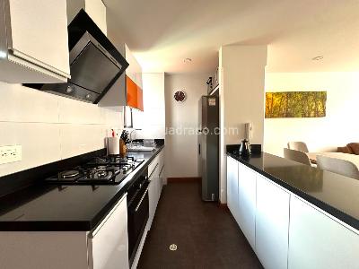Apartamento de 3 alcobas en venta en Chico Santa Barbara, Bogotá, 88 m² · foto 3 de 12