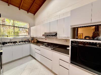 Casa de 5 alcobas en venta en La Abadia, Envigado, 272 m² · foto 3 de 20