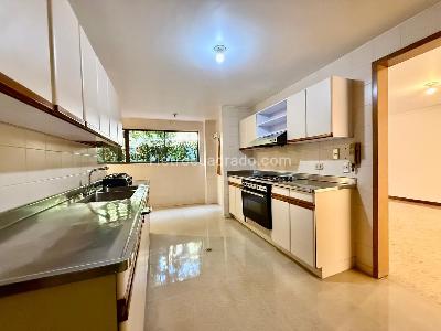 Apartamento de 3 alcobas en venta en El Poblado La Linde, Medellín, 320 m² · foto 2 de 20