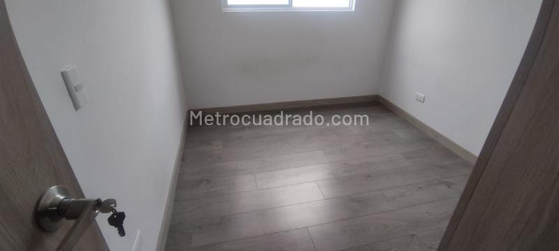 Spacious 3BR Apartment in Calasanz with Pool & Parking - 4
