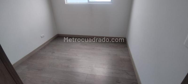 Spacious 3BR Apartment in Calasanz with Pool & Parking - 5