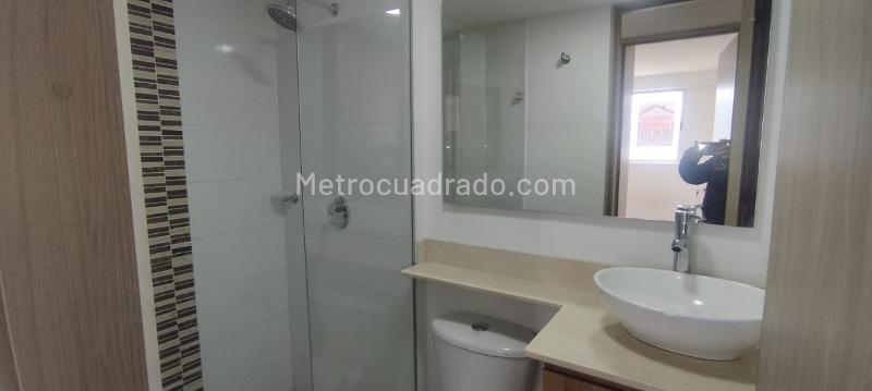 Spacious 3BR Apartment in Calasanz with Pool & Parking - 8