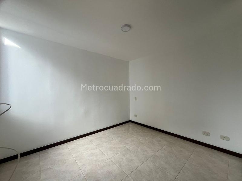 Comfortable 2BR Apartment with Balcony in Alto de las Flores - 2