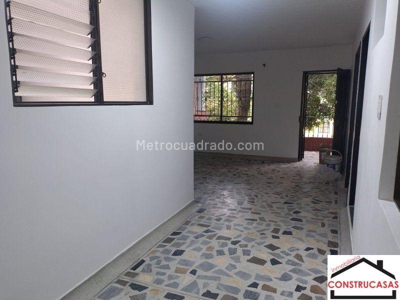 Casa de 3 Alcobas con Balcón en La América, Medellín