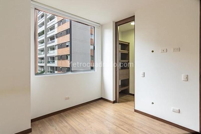 Apartamento Moderno de 2 Alcobas con Balcón en Los Balsos - 3