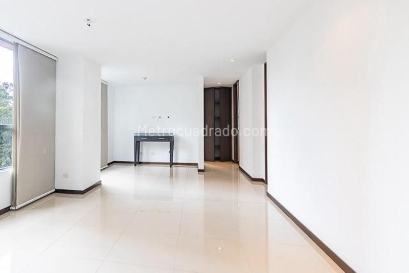 Apartamento Moderno de 2 Alcobas con Balcón en Los Balsos - 4