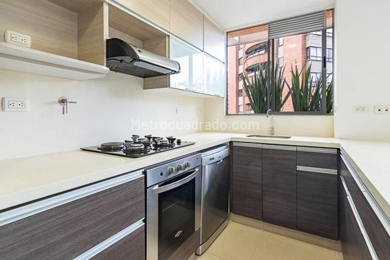 Apartamento Moderno de 2 Alcobas con Balcón en Los Balsos - 5