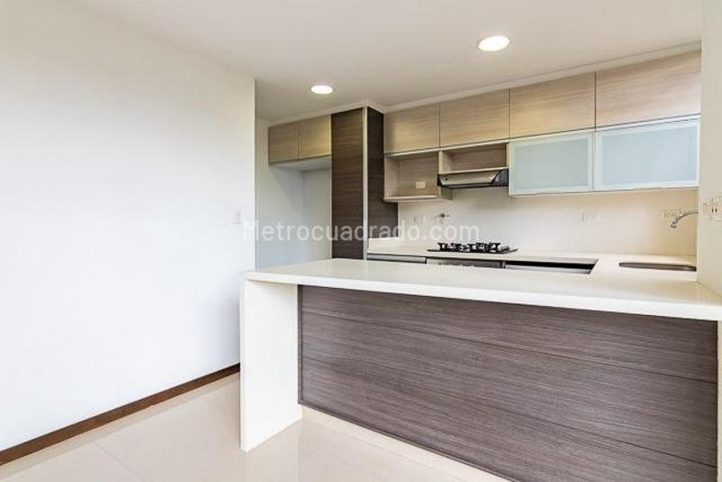 Apartamento Moderno de 2 Alcobas con Balcón en Los Balsos - 6