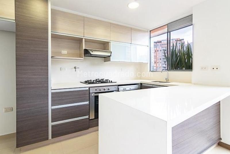 Apartamento Moderno de 2 Alcobas con Balcón en Los Balsos - 7