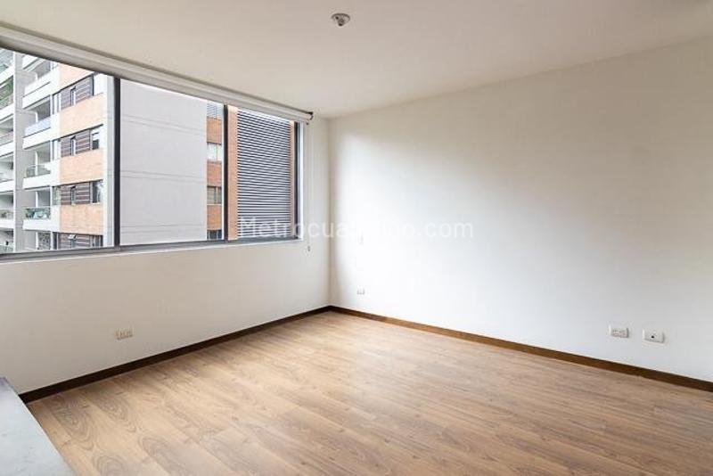 Apartamento Moderno de 2 Alcobas con Balcón en Los Balsos - 8