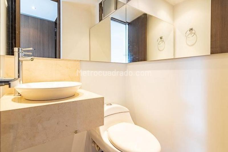 Apartamento Moderno de 2 Alcobas con Balcón en Los Balsos - 9