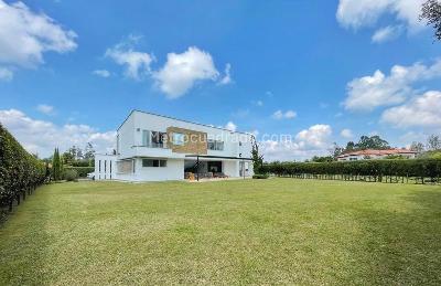 Casa de 5 alcobas en arriendo en Llanogrande, Rionegro, 560 m² · foto 2 de 8