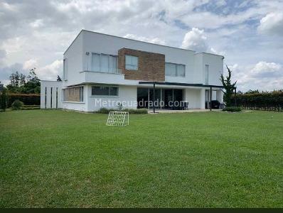 Casa de 5 alcobas en arriendo en Llanogrande, Rionegro, 560 m² · foto 3 de 8