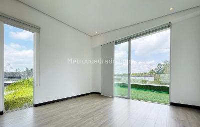 Casa de 5 alcobas en arriendo en Llanogrande, Rionegro, 560 m² · foto 6 de 8