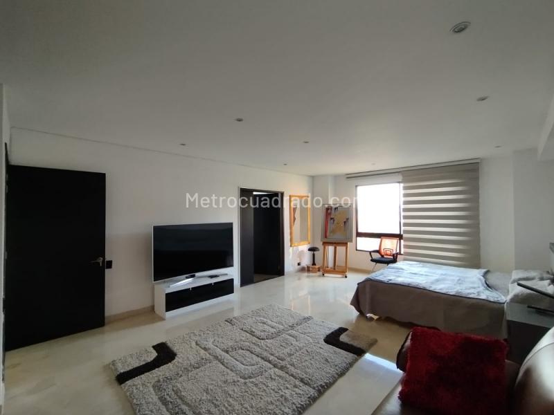 Furnished Duplex 3BR Apartment with Modern Finishes in Altos del Poblado - 9