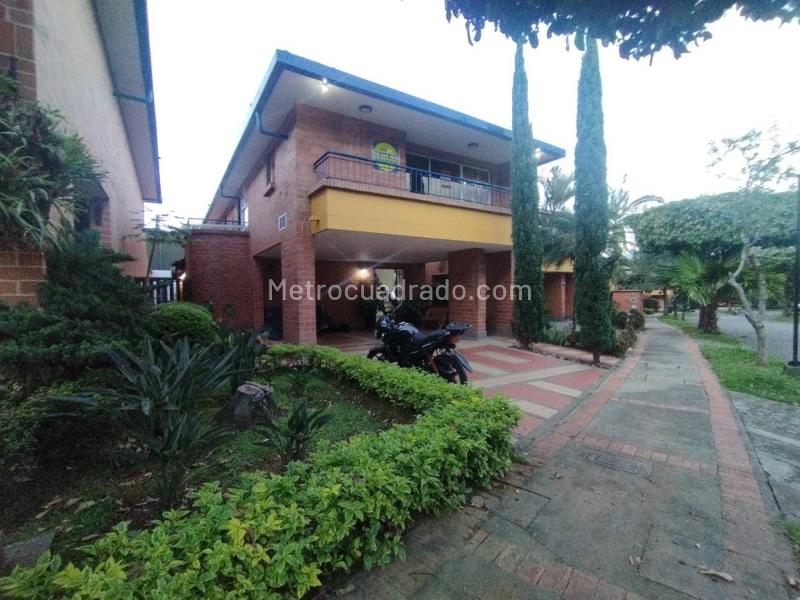 Two-Story 3BR House with Pool & Private Parking in Suramérica