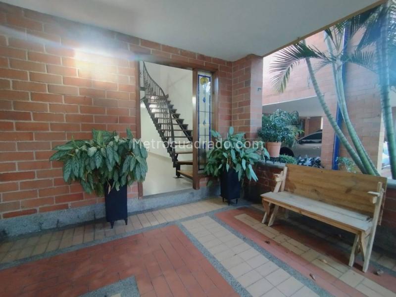 Two-Story 3BR House with Pool & Private Parking in Suramérica - 2