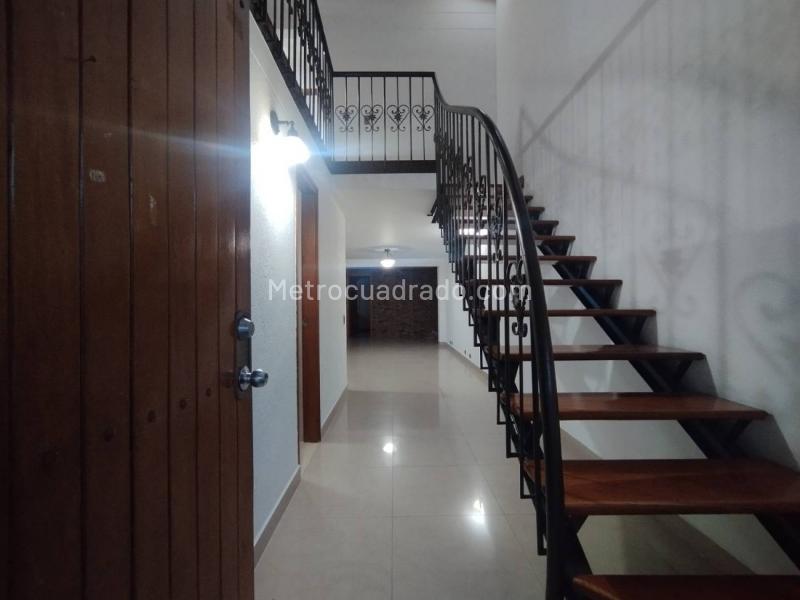 Two-Story 3BR House with Pool & Private Parking in Suramérica - 3