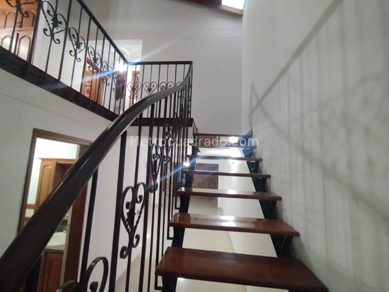 Two-Story 3BR House with Pool & Private Parking in Suramérica - 4