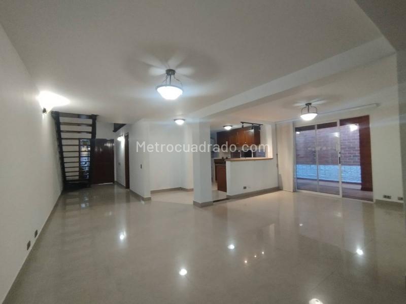 Two-Story 3BR House with Pool & Private Parking in Suramérica - 5