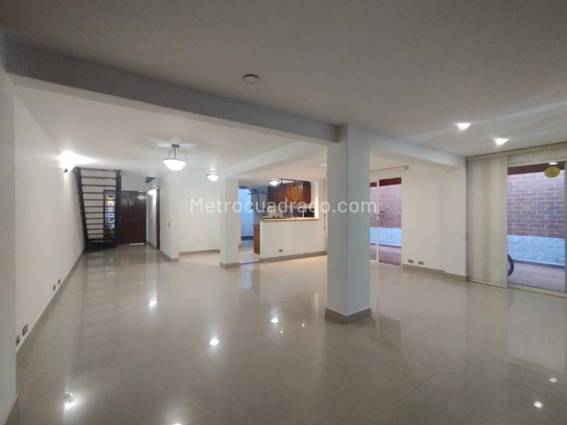 Two-Story 3BR House with Pool & Private Parking in Suramérica - 6