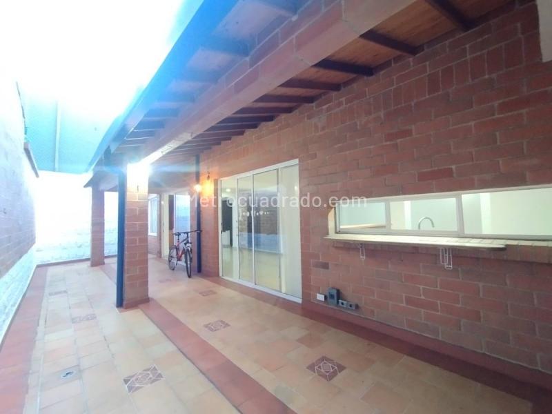 Two-Story 3BR House with Pool & Private Parking in Suramérica - 7