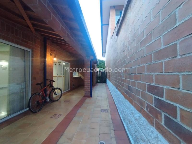 Two-Story 3BR House with Pool & Private Parking in Suramérica - 8