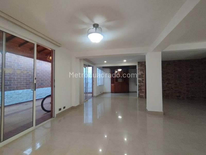 Two-Story 3BR House with Pool & Private Parking in Suramérica - 9