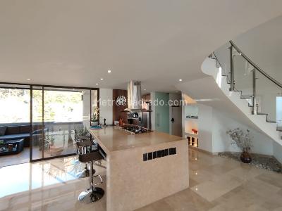 Apartamento de 3 alcobas en arriendo en Altos Del Poblado, Medellín, 315 m² · foto 3 de 19