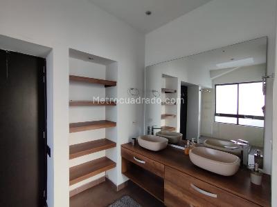 Apartamento de 3 alcobas en arriendo en Altos Del Poblado, Medellín, 315 m² · foto 16 de 19