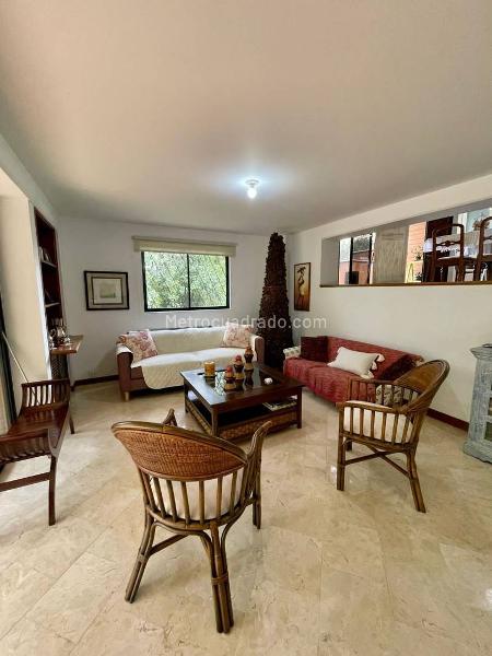 Casa Familiar de 4 Alcobas con Deck en El Poblado - 8