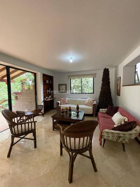 Casa Familiar de 4 Alcobas con Deck en El Poblado - 9