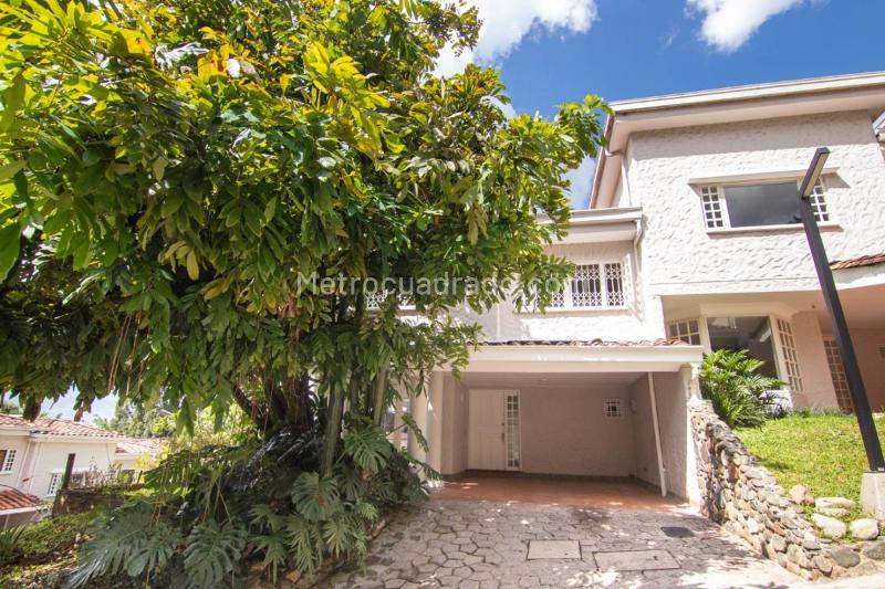 Stylish 4BR House with BBQ in El Tesoro - 3