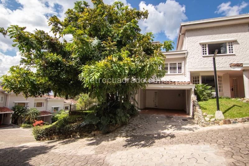 Stylish 4BR House with BBQ in El Tesoro - 4