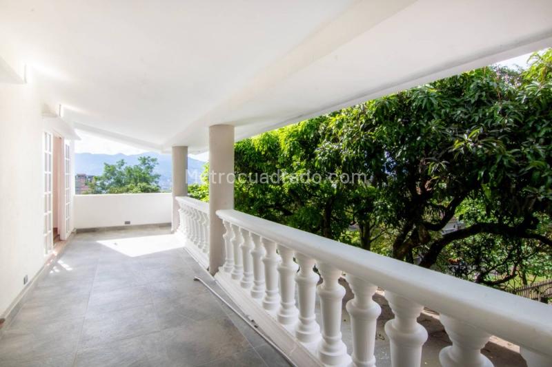 Stylish 4BR House with BBQ in El Tesoro - 8